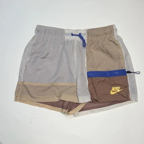 Nike Women’s Icon Clash Shorts in Tan, size Small - Picture 2 of 13